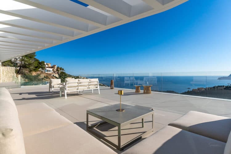 Zona de estar exterior junto a la piscina de la vivienda AH-802 en Altea Hills.