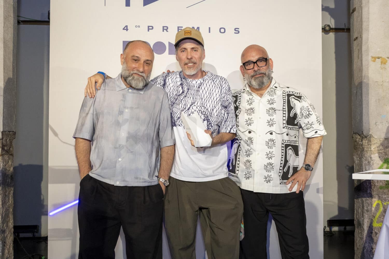 Antonio Jesús Luna y Emerio Arena entregan el Premio Internacional de Diseño a Nacho Carbonell. IV Premios ROOM