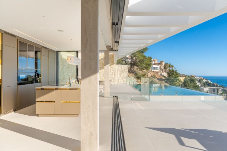 Conexión entre el salón y la terraza exterior en la vivienda AH-802 de RGB Arquitectos.
