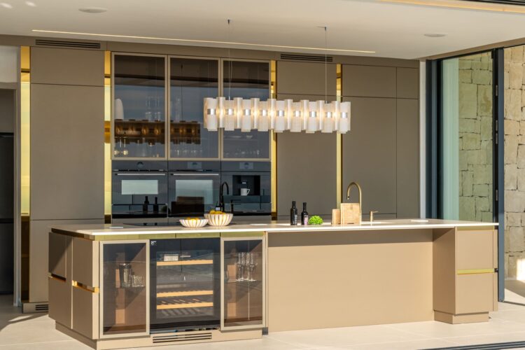 Cocina con isla central abierta al paisaje en la vivienda AH-802.