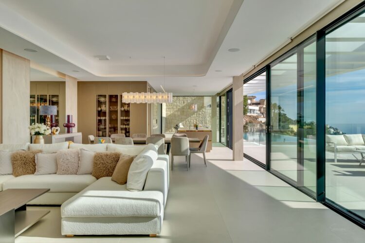 Salón principal con grandes ventanales y vistas al Mediterráneo en la vivienda AH-802.