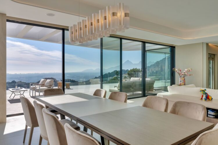 Comedor con vistas panorámicas al mar en la vivienda AH-802 diseñada por RGB Arquitectos.