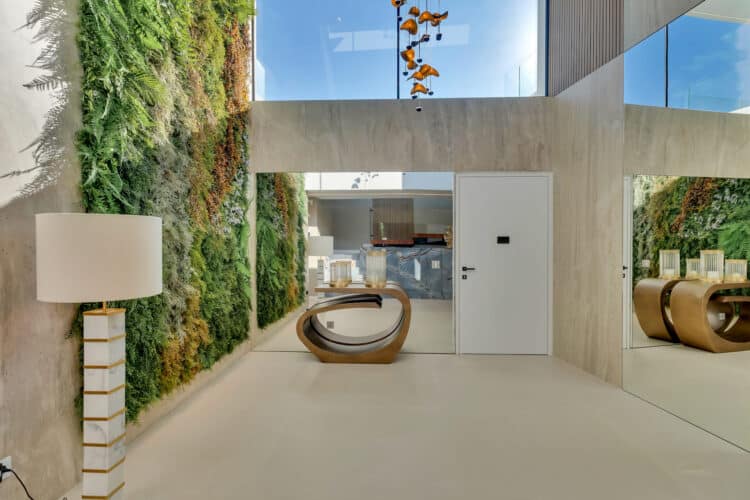 Espacio de acceso a triple altura en el interior de la vivienda AH-802.