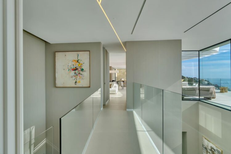 Pasarela interior junto a la doble altura de la vivienda AH-802.