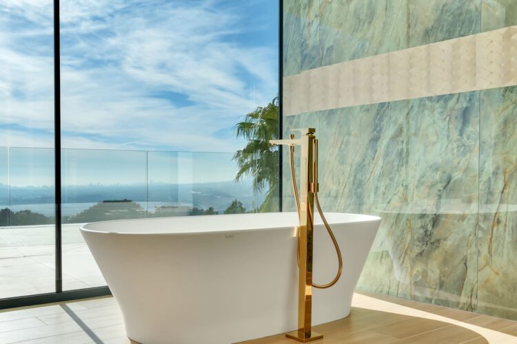 Bañera exenta con vistas al Mediterráneo en el baño principal de la vivienda AH-802.