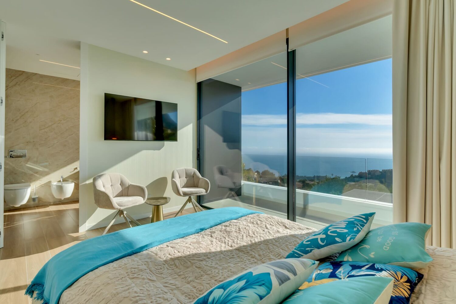 Dormitorio con vistas al paisaje mediterráneo en la vivienda AH-802.