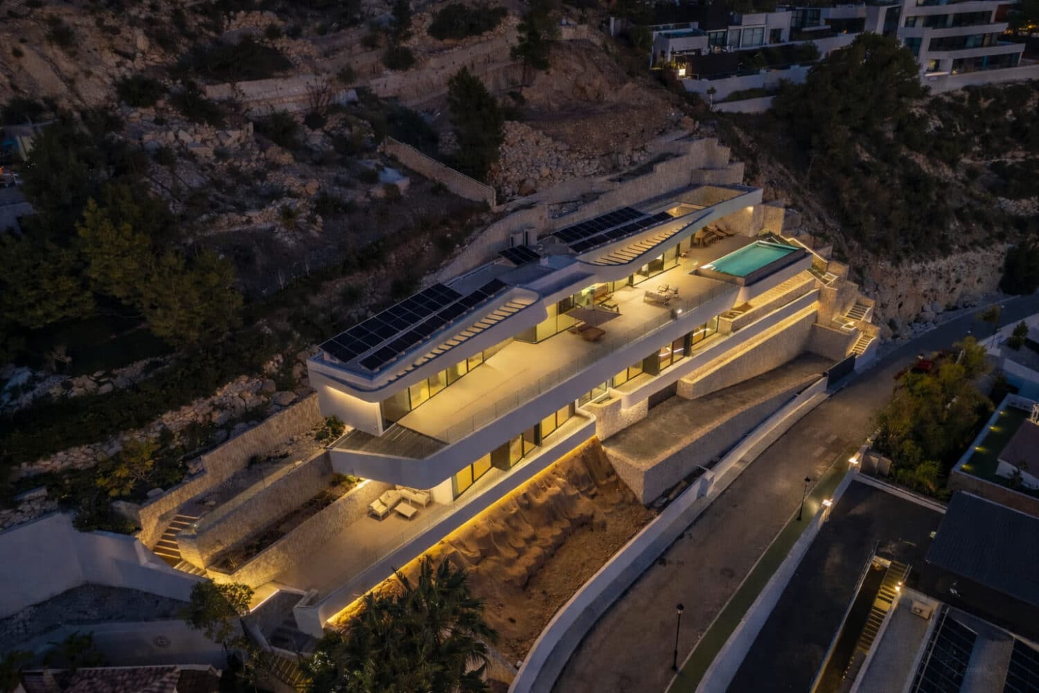 Vista aérea nocturna de la vivienda AH-802 iluminada en Altea Hills.