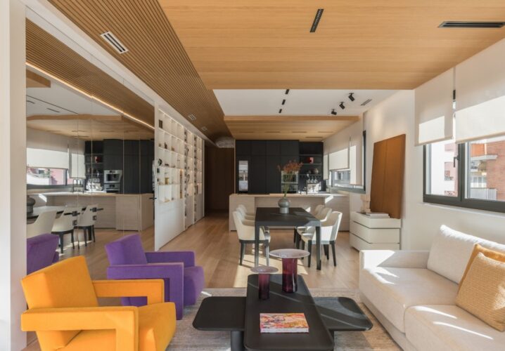 salón contemporáneo con cocina abierta