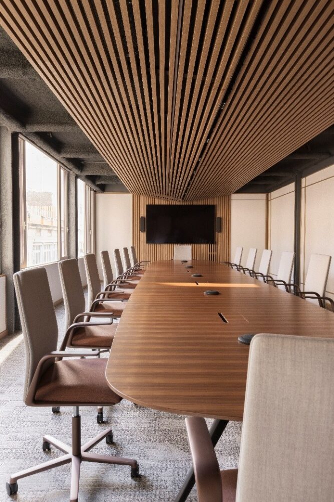 mesa de juntas de las oficinas del Cogac