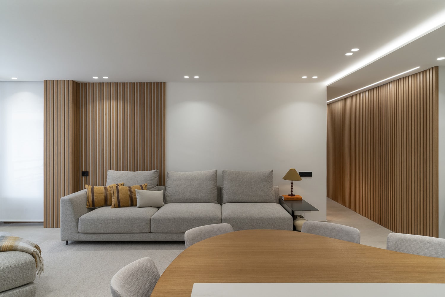 Elegancia Vanguardista y Confort Integrado Este proyecto residencial situado en el centro de Castro Urdiales destaca por un concepto contemporáneo que fusiona la zona social en una planta abierta fluida, sofisticada y altamente funcional, manteniendo una conexión estética impecable con los espacios privados. La propuesta arquitectónica se basa en la pureza de líneas y una paleta cromática neutra que maximiza la sensación de amplitud, calidez y luminosidad.
