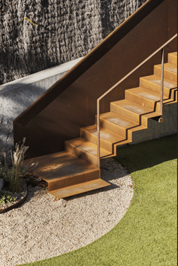 escalera exterior en acero corten en vivienda en Matadepera