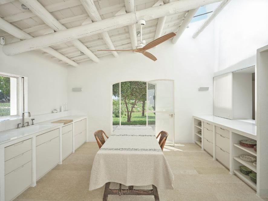 comedor masía en color blanco con ventilador de techo en madera