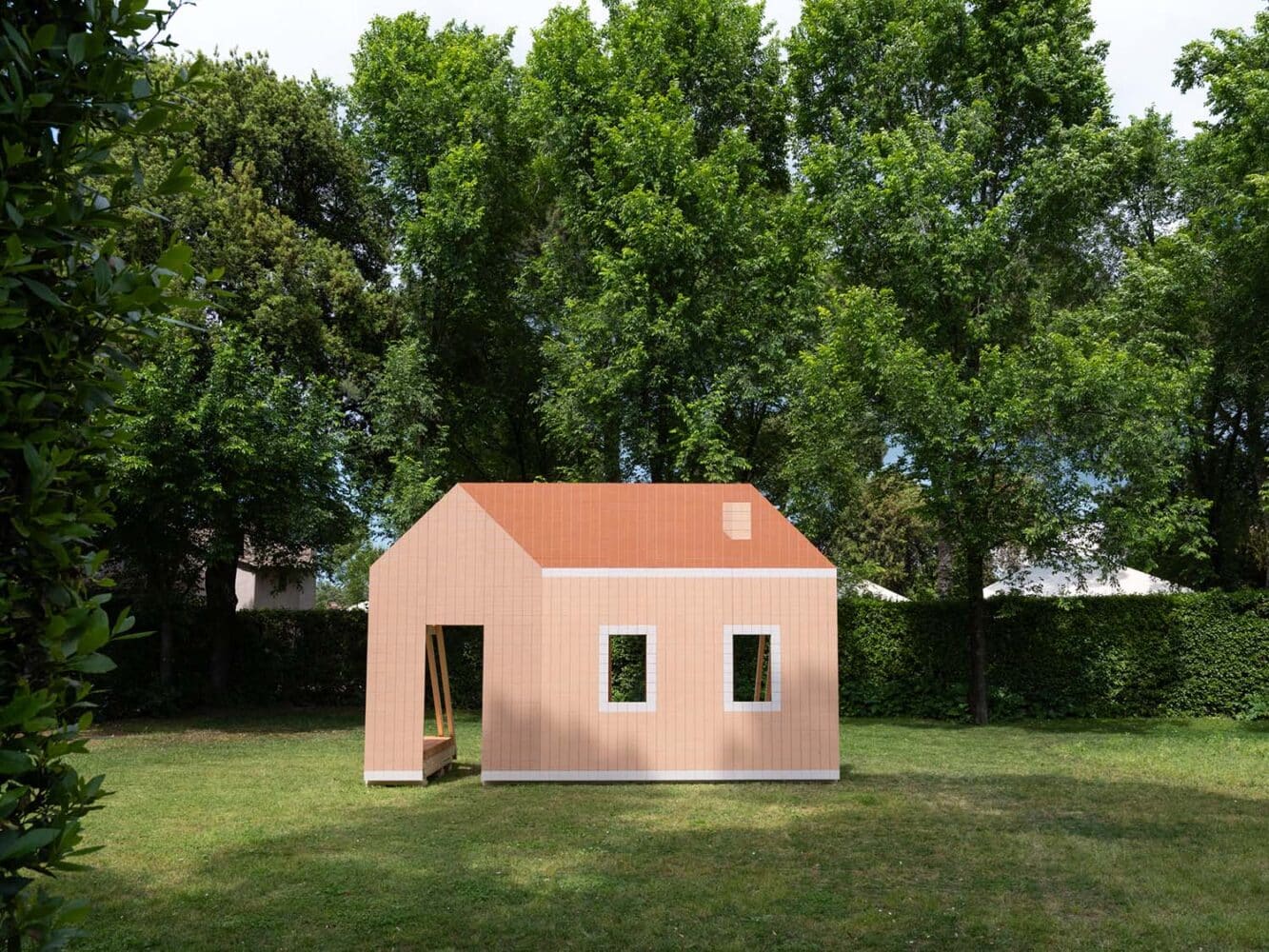 The Facade. ECAL/Ecole Cantonale d’Art de Lausanne con Mutina. Festival des Cabanes Villa Medicis 2026. Foto: © Daniele Molajoli